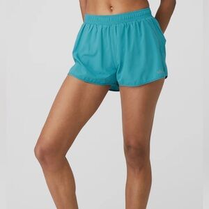 Alo yoga stride short blue splash size small